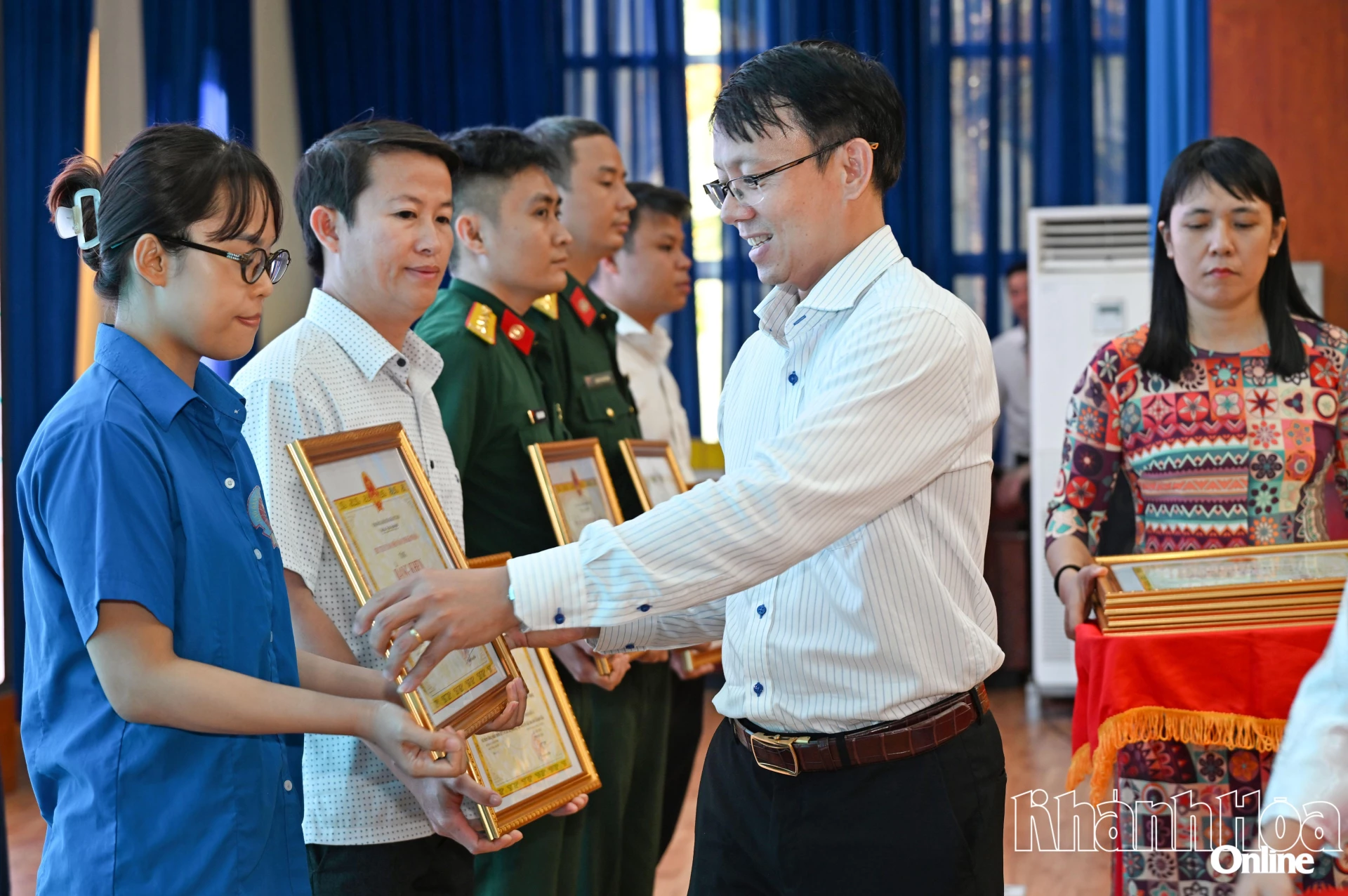 Phó Chủ tịch UBND tỉnh Nguyễn Thanh Hà trao bằng khen cho các cá nhân.