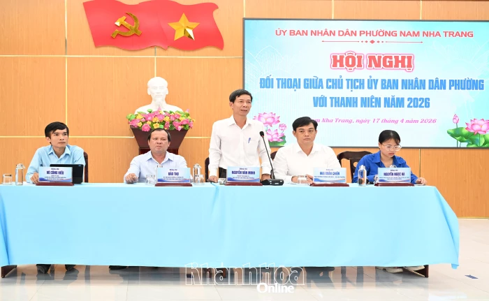 Chủ tịch UBND phường Nam Nha Trang đối thoại với đoàn viên, thanh niên