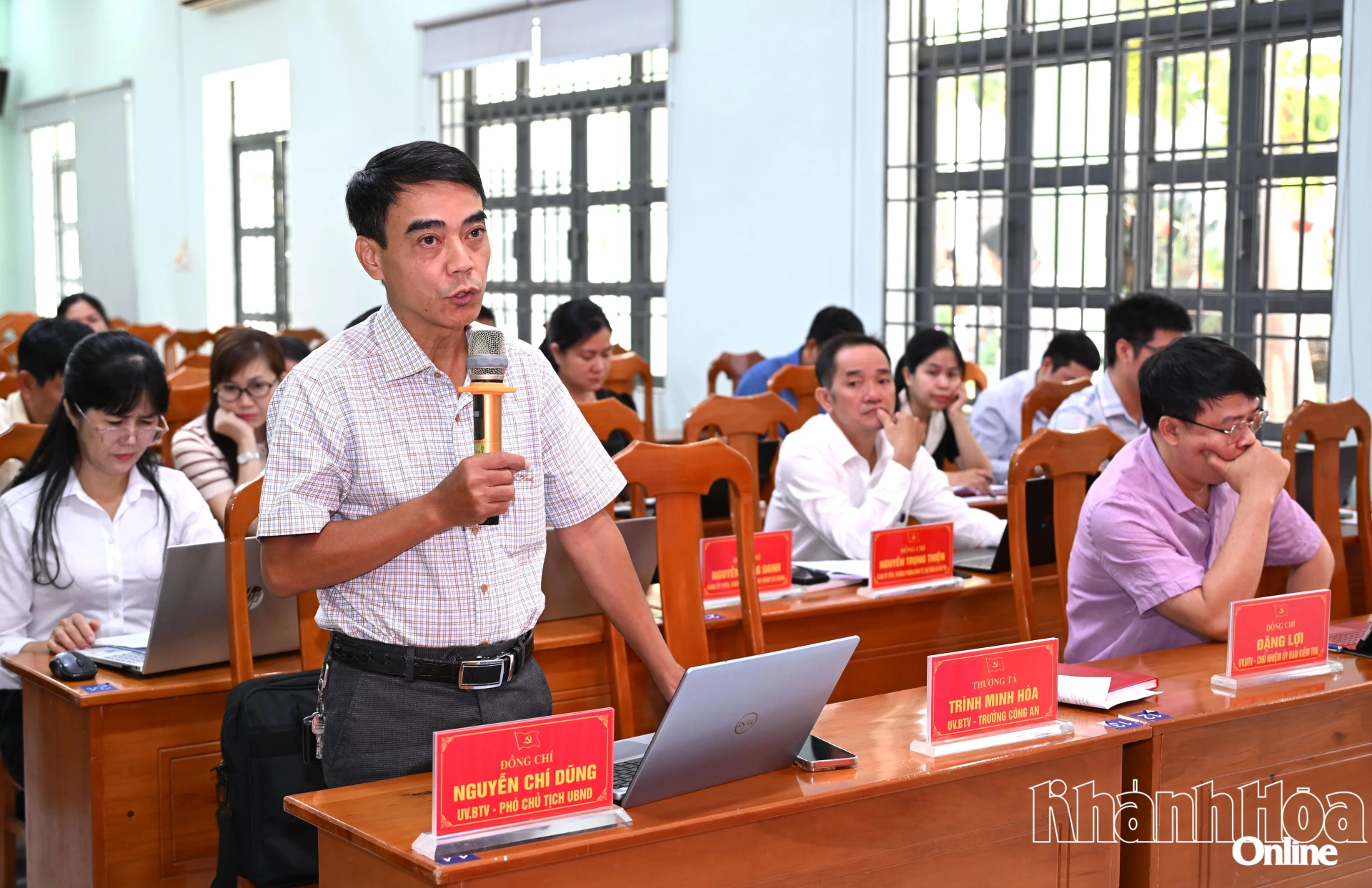 Đại biểu phát biểu ý kiến.