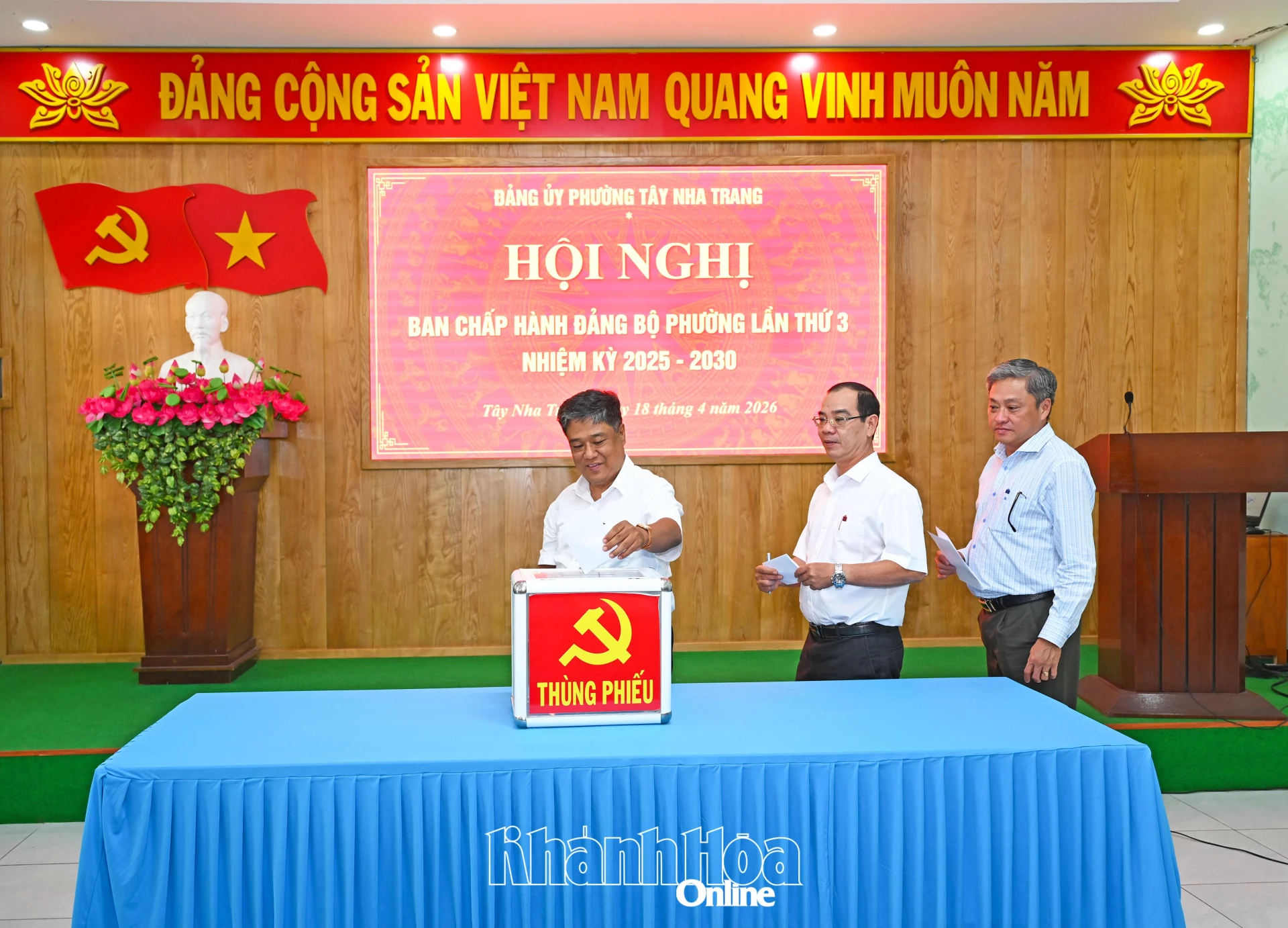 Các đại biểu bỏ phiếu bầu Ủy viên Ủy ban kiểm tra Đảng ủy phường.