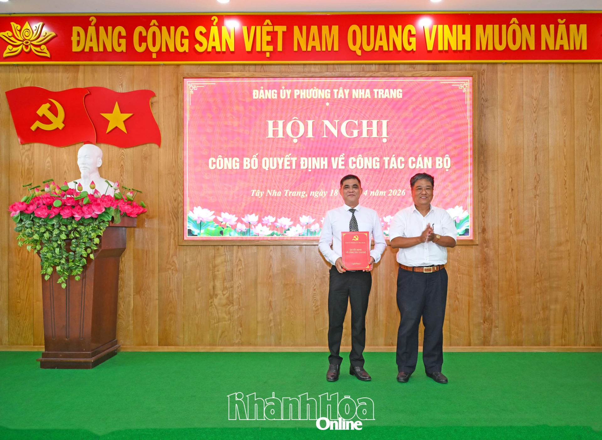 Bí thư Đảng ủy, Chủ tịch HĐND phường Trần Việt Trung trao quyết định bổ nhiệm ông Phan Văn Tuấn.