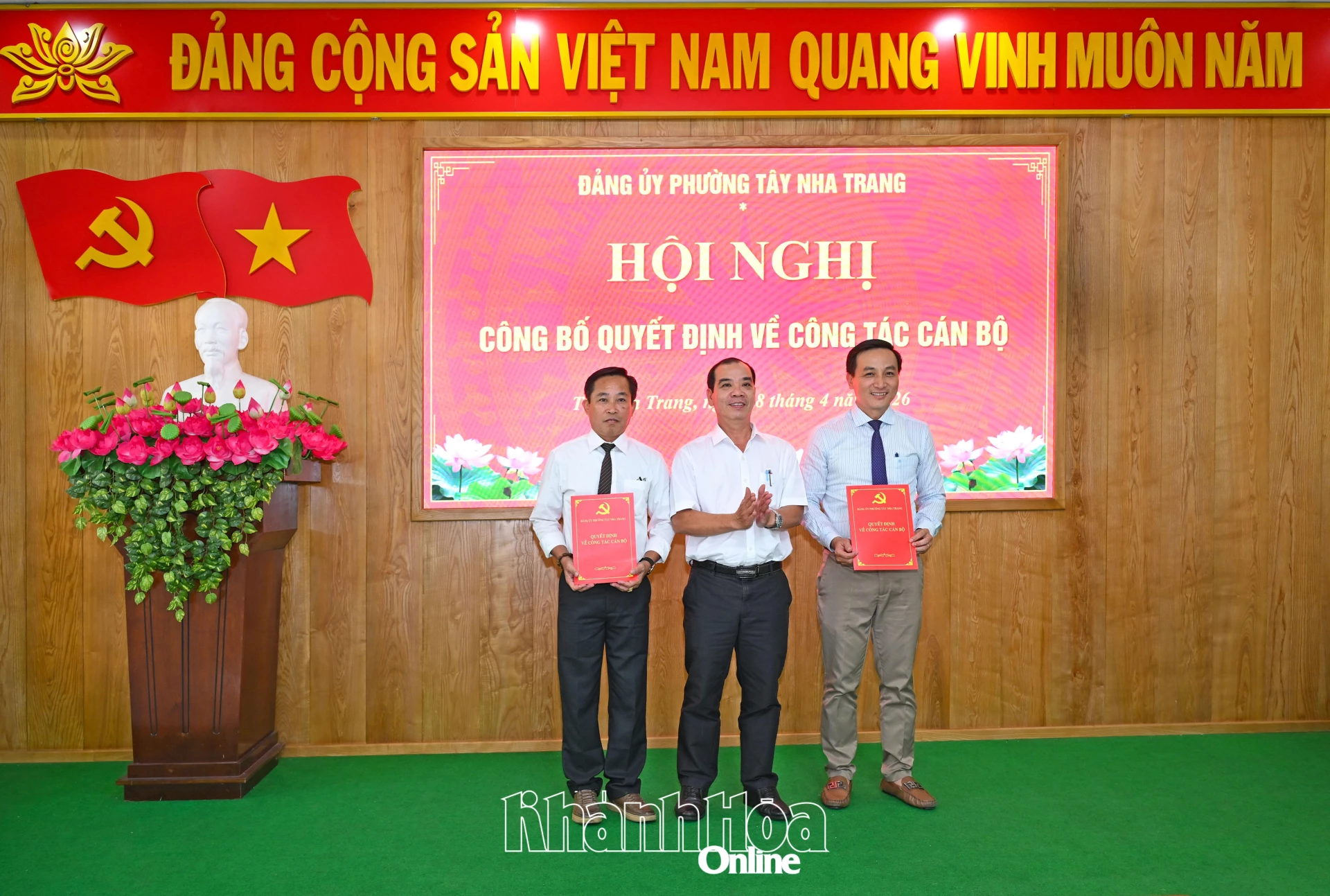 Phó Bí thư Thường trực Đảng ủy phường Nguyễn Văn Hưởng trao quyết định bổ nhiệm các hiệu trưởng.