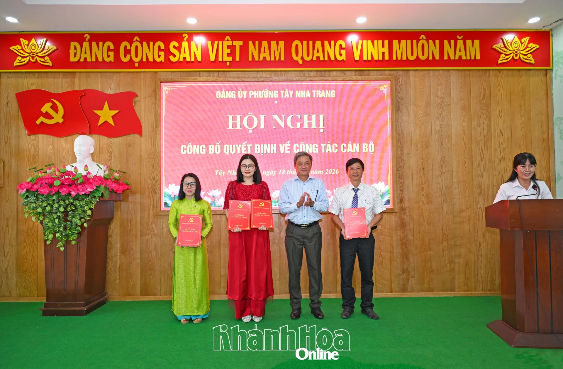 Phó Bí thư Đảng ủy, Chủ tịch UBND phường Nguyễn Đình Anh Minh trao quyết định thành lập và bổ nhiệm lãnh đạo Trạm Y tế phường.  