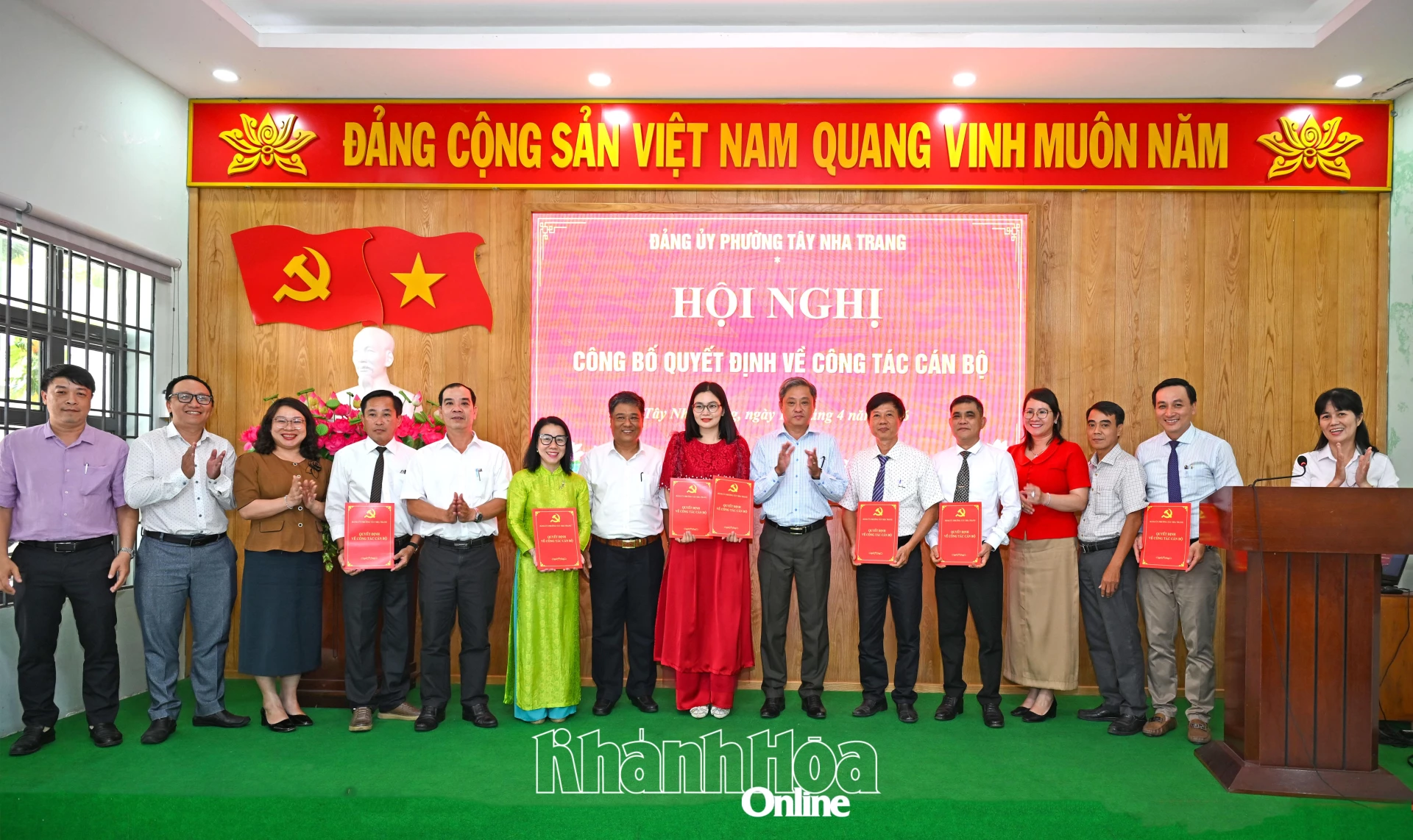 Lãnh đạo Đảng ủy, UBND phường chúc mừng các cán bộ vừa được bổ nhiệm.