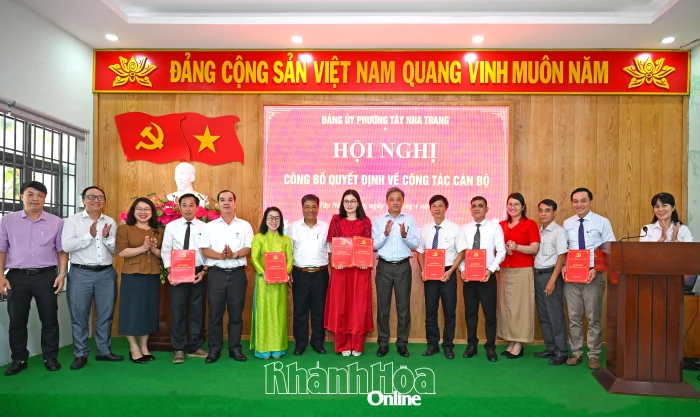 Phường Tây Nha Trang công bố, trao các quyết định về công tác cán bộ