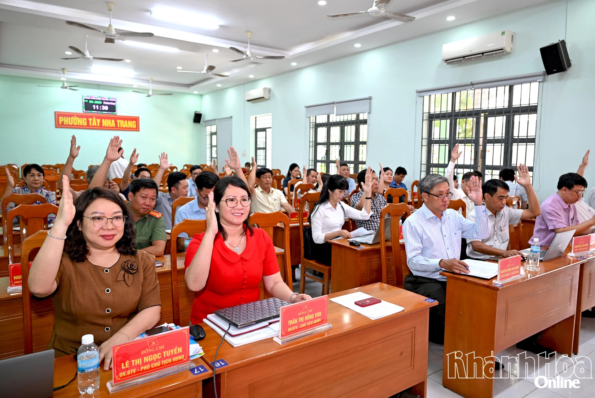 Các đại biểu biểu quyết thông qua Nghị quyết về việc thành lập Trạm Y tế phường.
