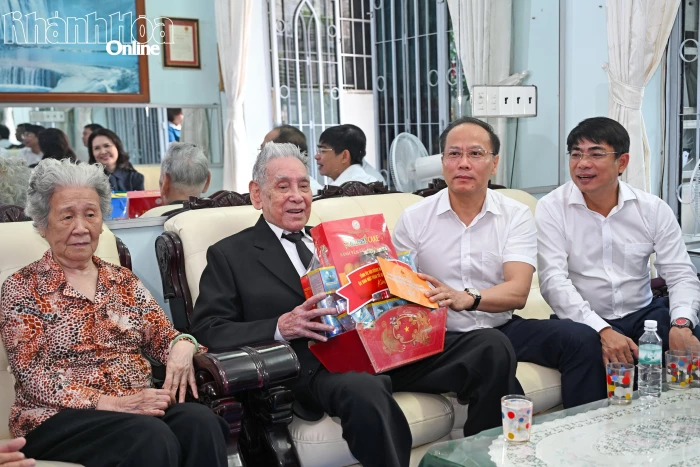 Phó Bí thư Tỉnh ủy, Chủ tịch Ủy ban MTTQ Việt Nam tỉnh Nguyễn Khắc Hà thăm, tặng quà người có công với cách mạng