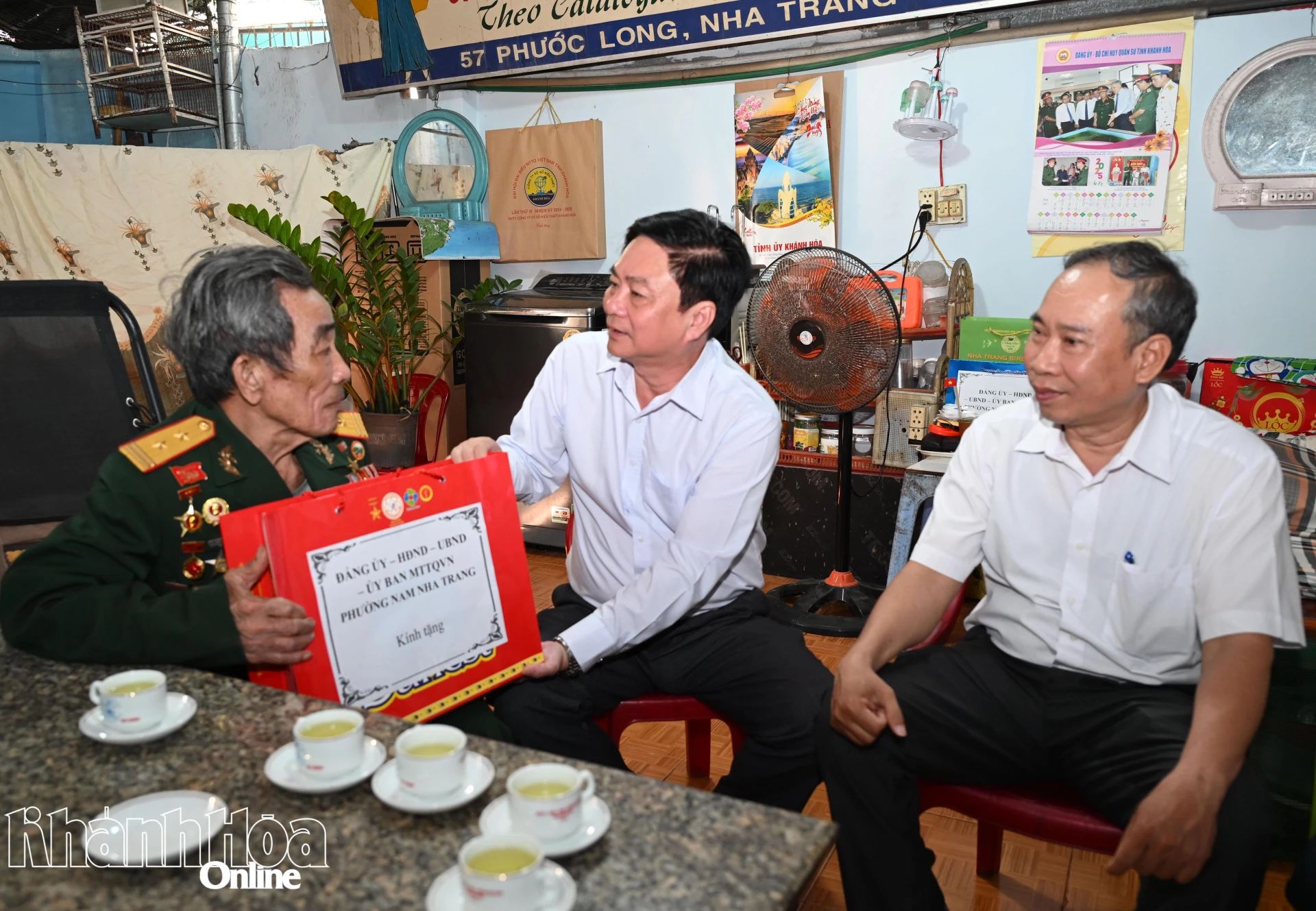 Phó Chủ tịch Thường trực HĐND tỉnh Lữ Thanh Hải và Phó Chủ tịch Thường trực UBND phường Nam Nha Trang Cao Đình Trung tặng quà tri ân Anh hùng lực lượng vũ trang nhân dân Nguyễn Đức Quân.