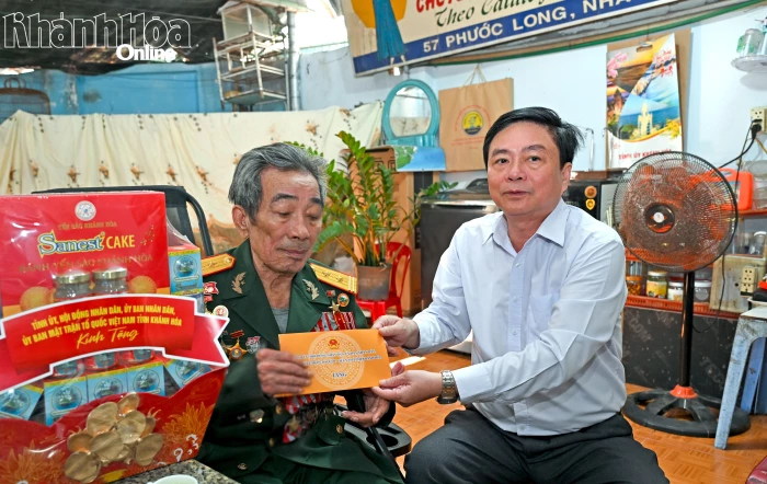 Phó Chủ tịch Thường trực HĐND tỉnh Lữ Thanh Hải thăm, tặng quà 2 Anh hùng Lực lượng vũ trang nhân dân