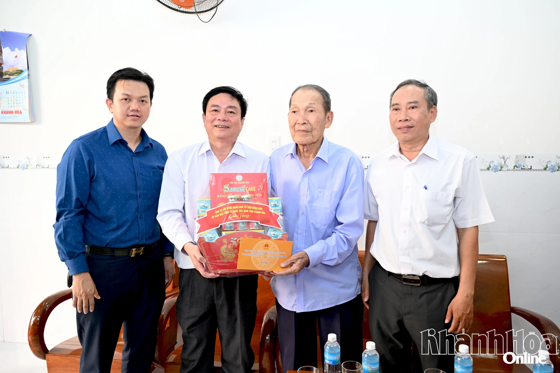 Phó Chủ tịch Thường trực HĐND tỉnh Lữ Thanh Hải tặng quà tri ân Anh hùng lực lượng vũ trang nhân dân Phan Nhạn.