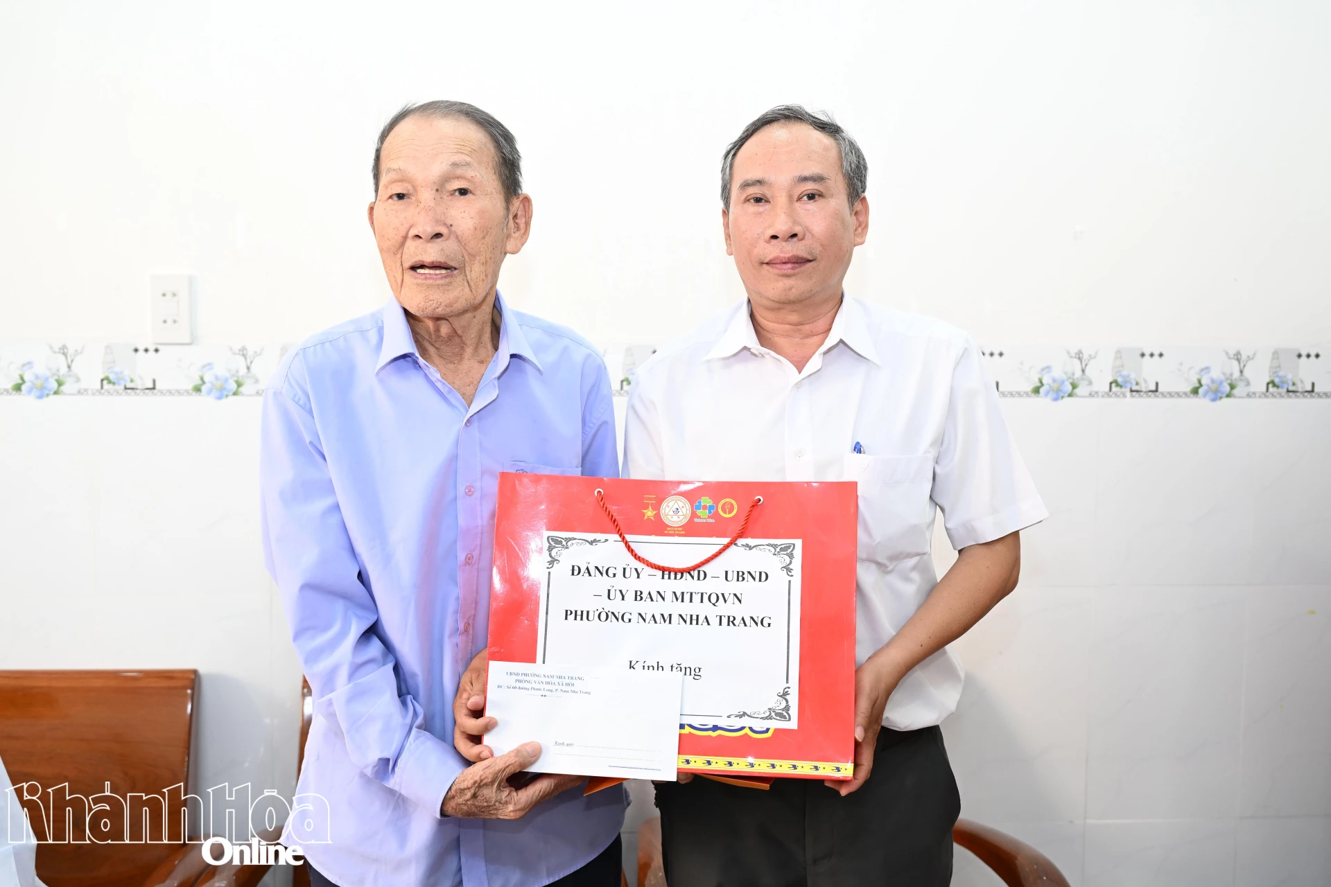 Phó Chủ tịch Thường trực UBND phường Cao Đình Trung tặng quà tri ân ông Phan Nhạn.