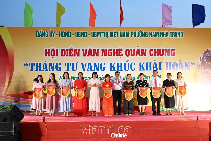 Hơn 1.000 người tham gia Hội diễn văn nghệ “Tháng Tư vang khúc khải hoàn" của phường Nam Nha Trang