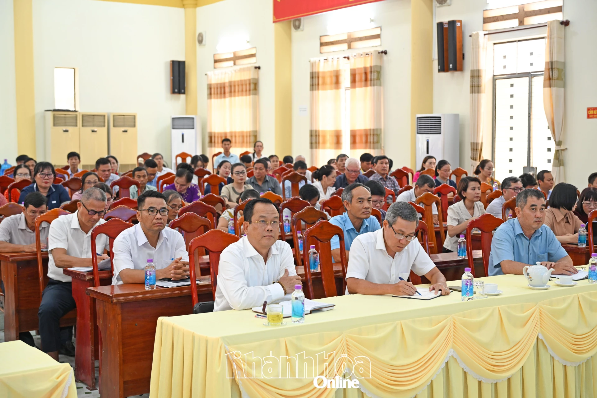 Các đại biểu tham dự buổi tiếp xúc cử tri.