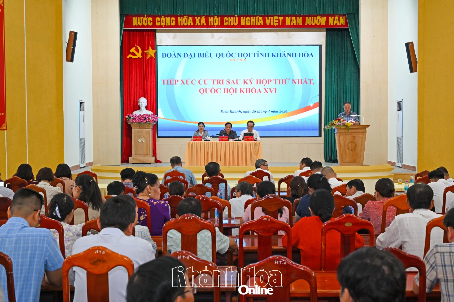 Quang cảnh buổi tiếp xúc cử tri.