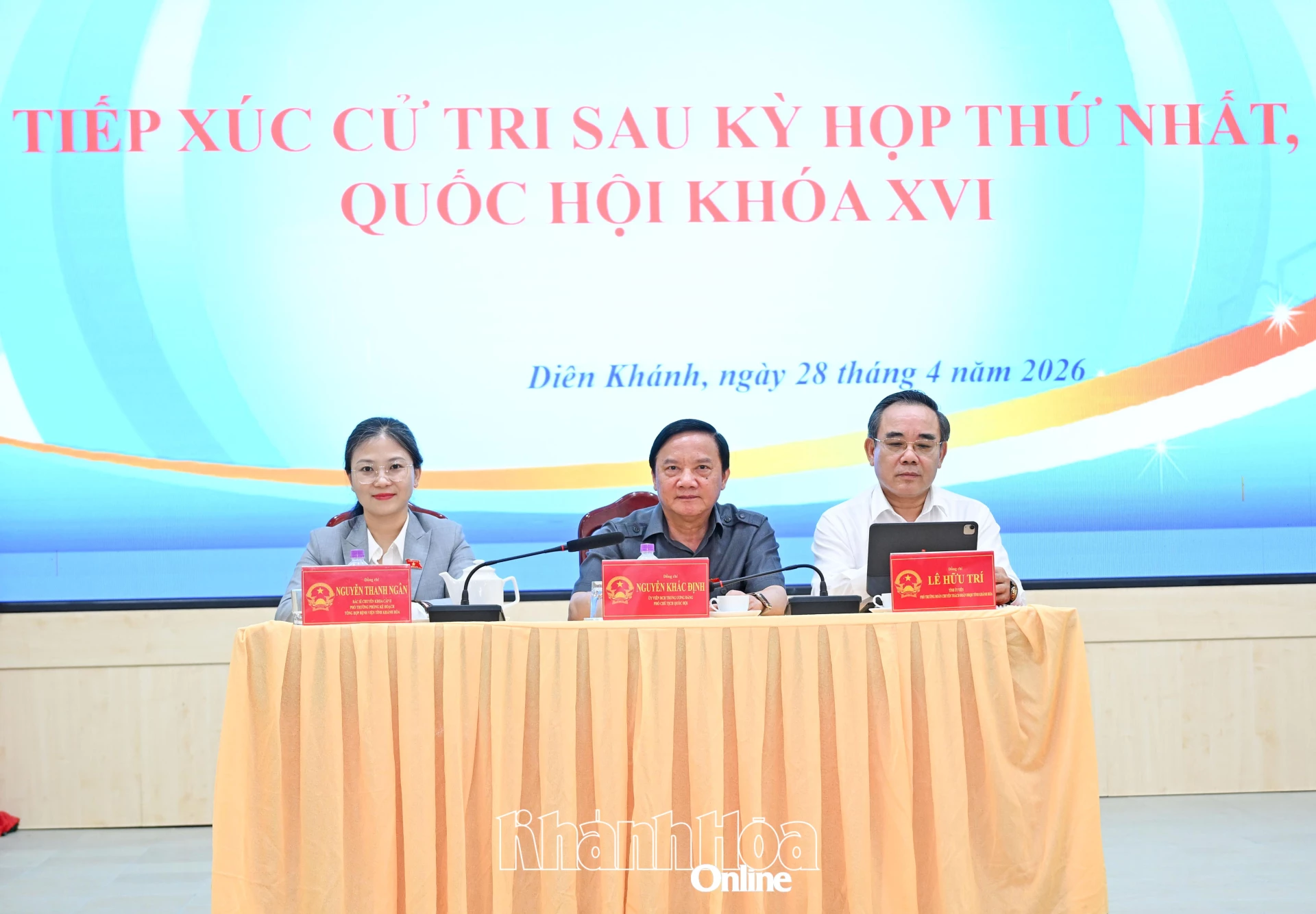 Các đại biểu Quốc hội tỉnh Khánh Hòa tiếp xúc cử tri 6 xã.