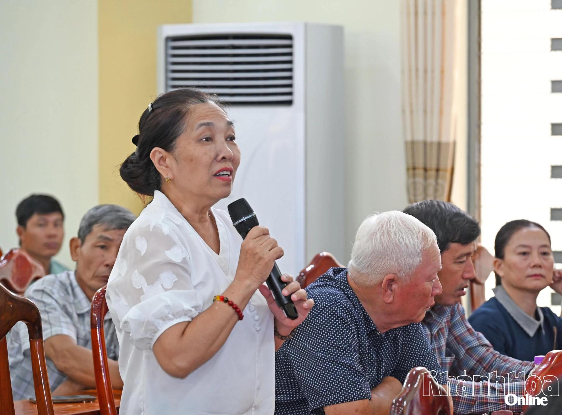 Cử tri phát biểu ý kiến.