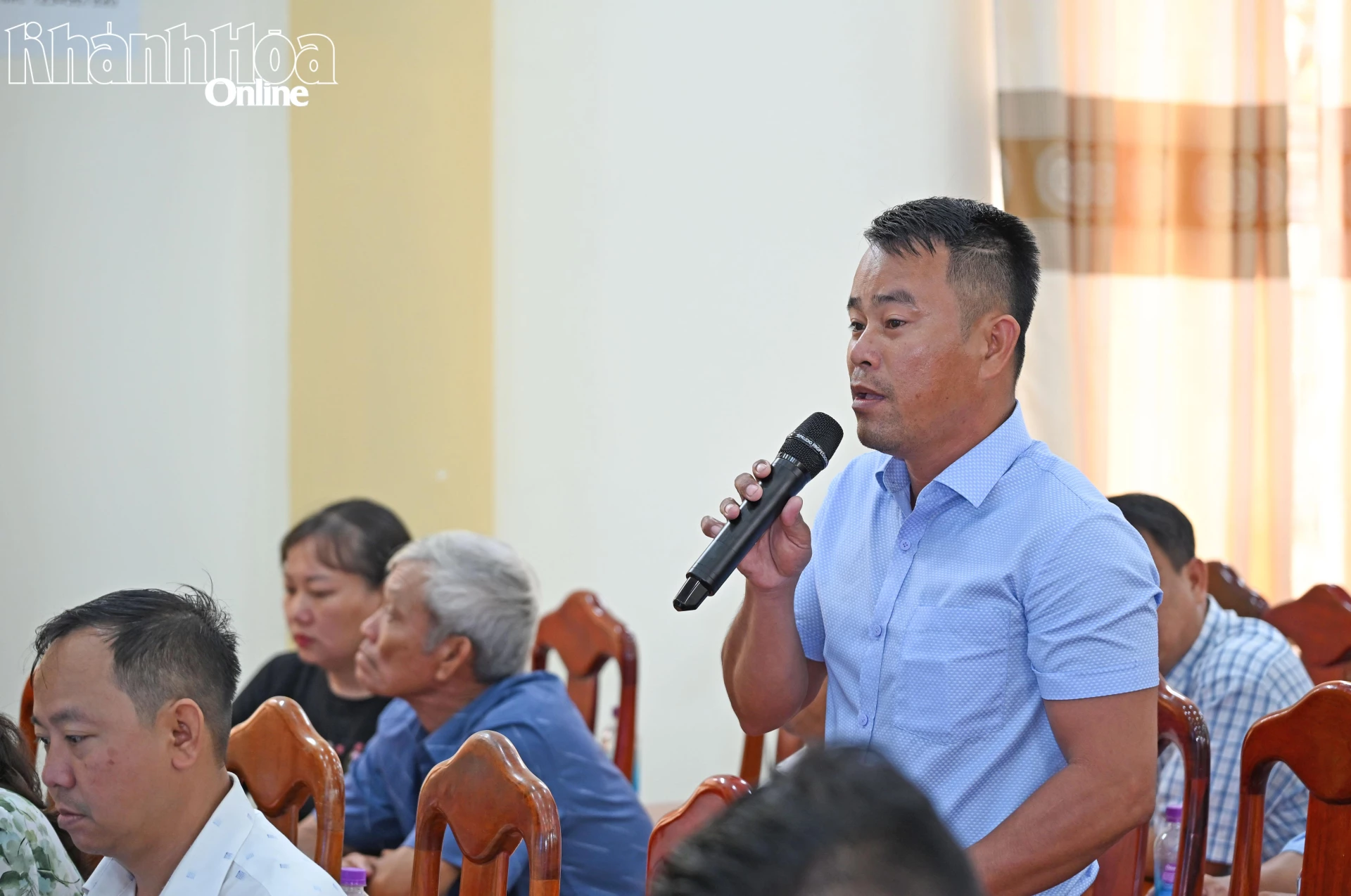 Cử tri phát biểu ý kiến.