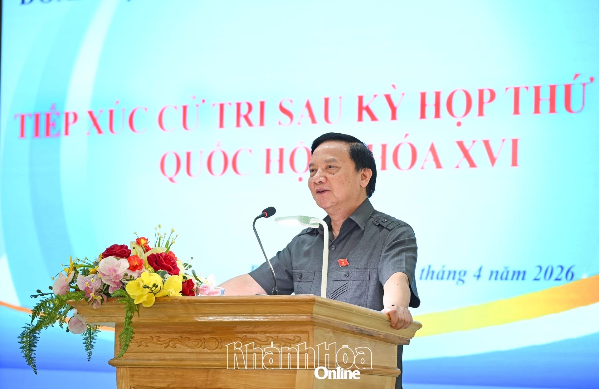 Đồng chí Nguyễn Khắc Định phát biểu tại buổi tiếp xúc cử tri.