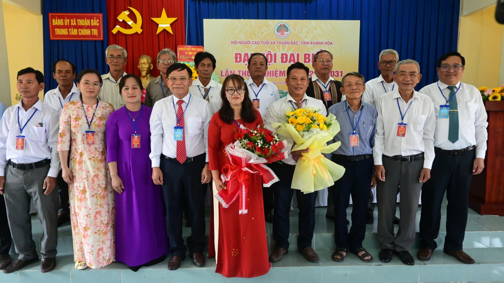 Lãnh đạo Hội Người cao tuổi tỉnh tặng hoa chúc mừng đại hội.