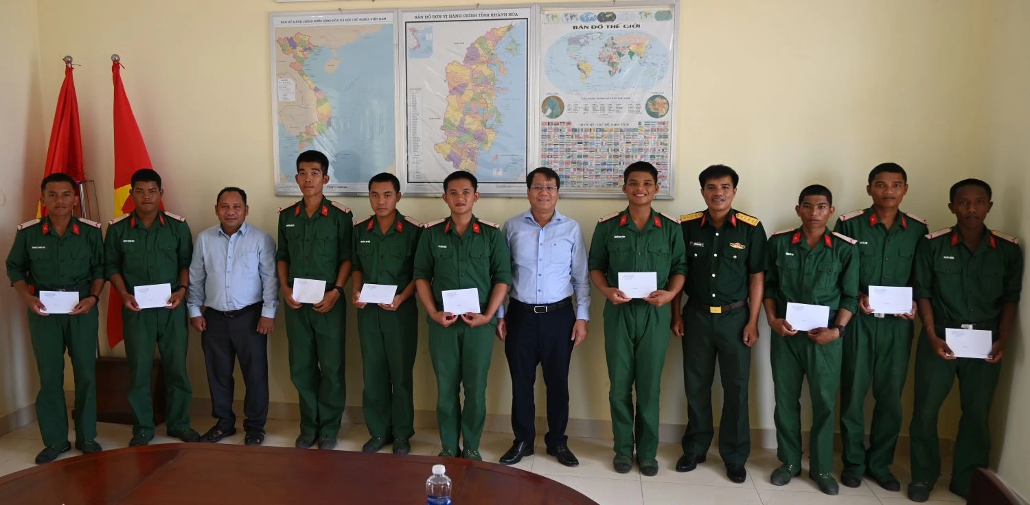 Lãnh đạo xã Thuận Bắc thăm, tặng quà cho các chiến sĩ mới Tiểu đoàn bộ binh 610, Trung đoàn bộ binh 896.