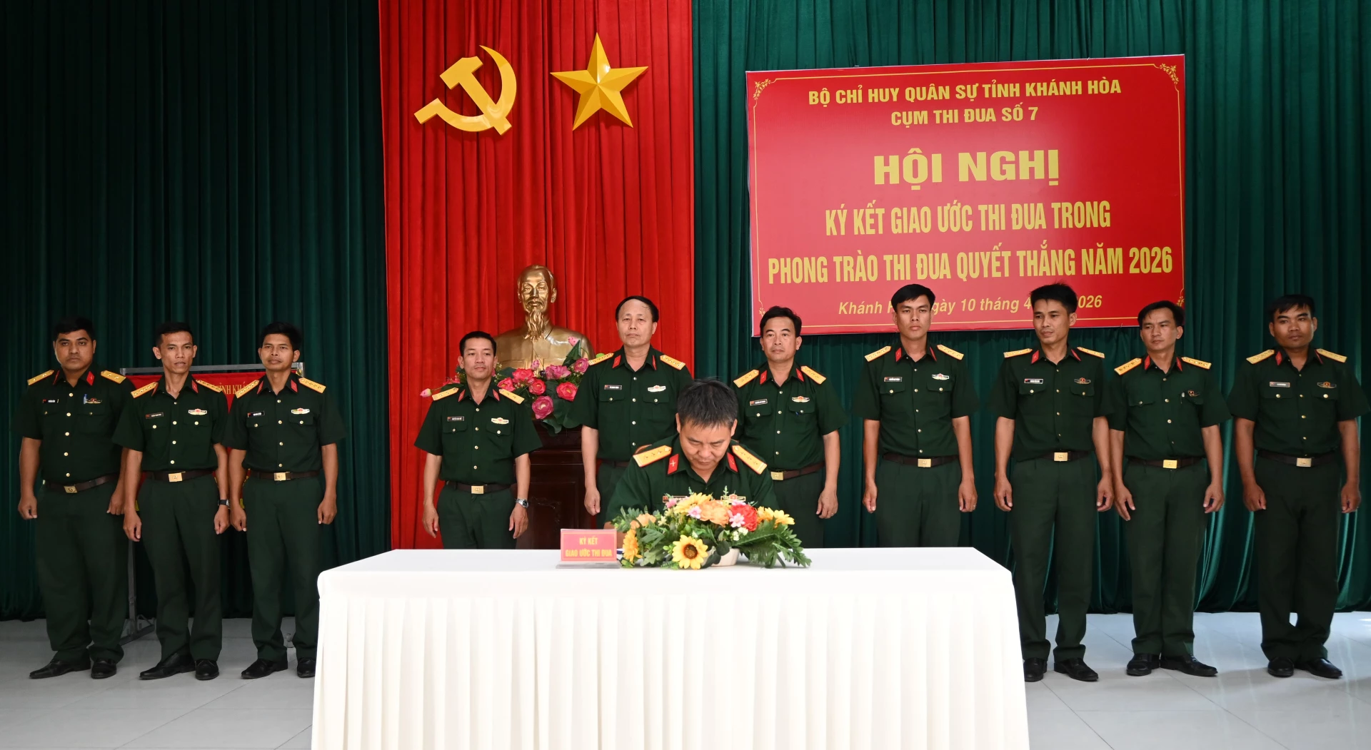 Các đơn vị ký kết giao ước thi đua.