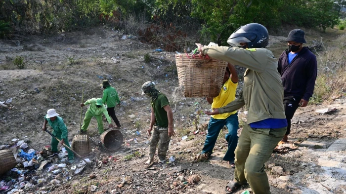 Xã Thuận Bắc ra quân tổng dọn vệ sinh môi trường