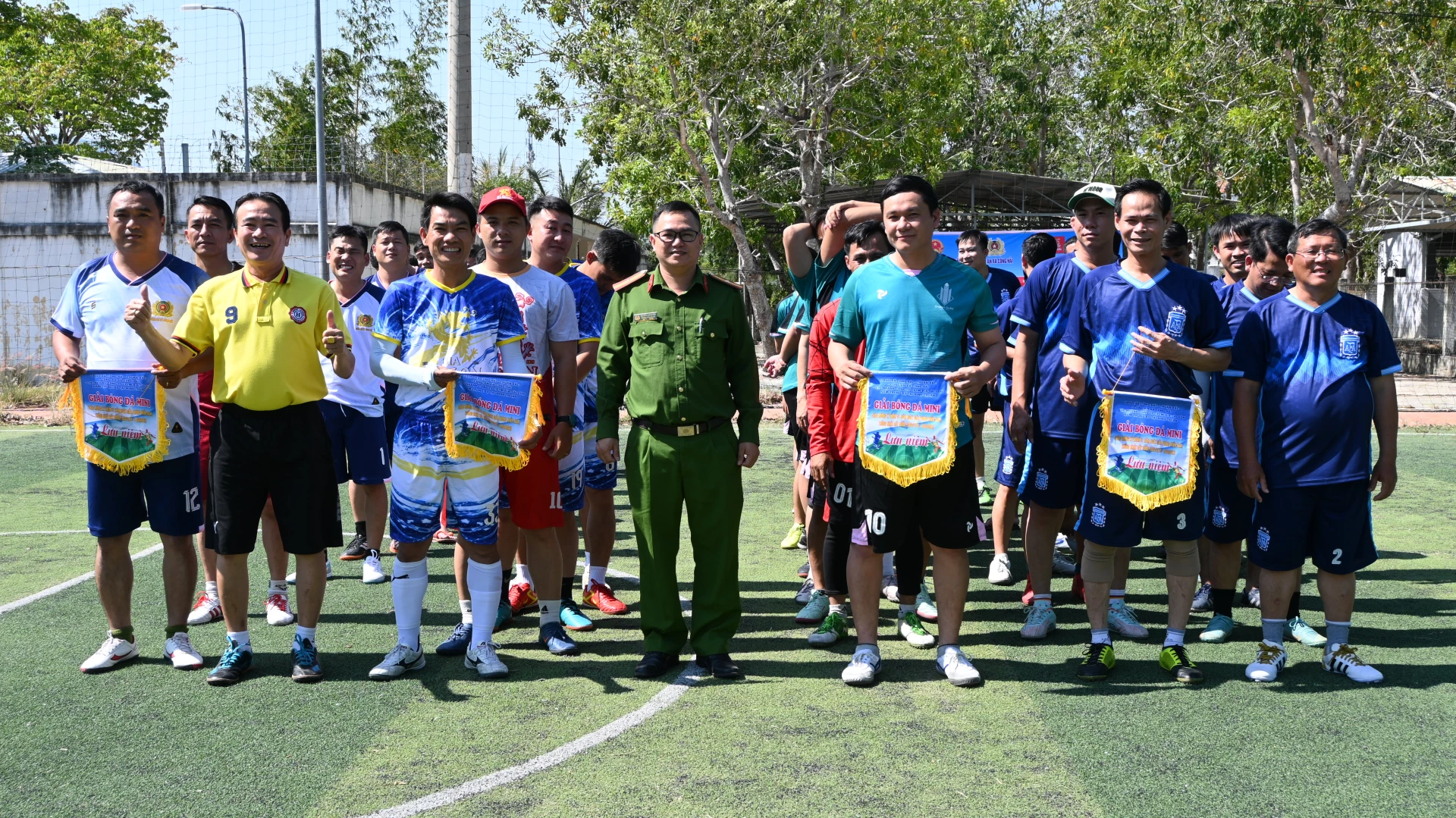 Đại diện Ban tổ chức trao cờ lưu niệm cho các đội bóng tham gia giải.