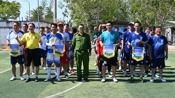 Xã Thuận Bắc: Giao lưu bóng đá chào mừng kỷ niệm 51 năm Ngày giải phóng miền Nam, thống nhất đất nước