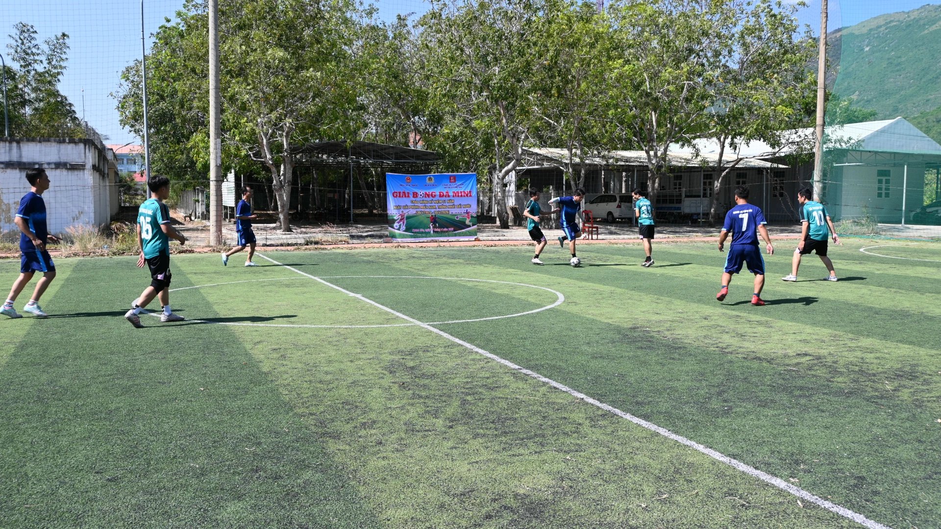 Một trận thi đấu tại giải.