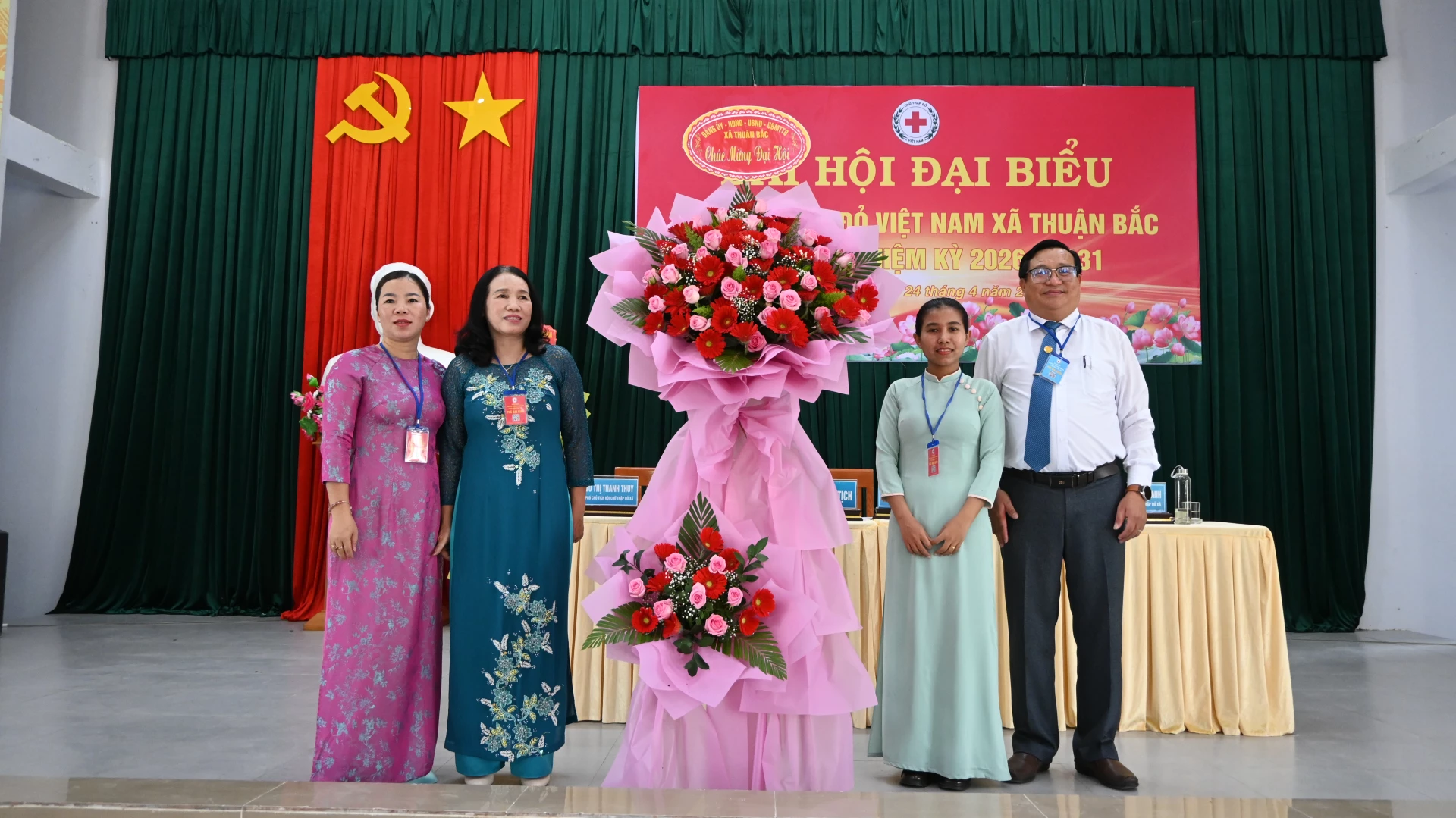 Lãnh đạo xã Thuận Bắc tặng hoa chúc mừng đại hội.