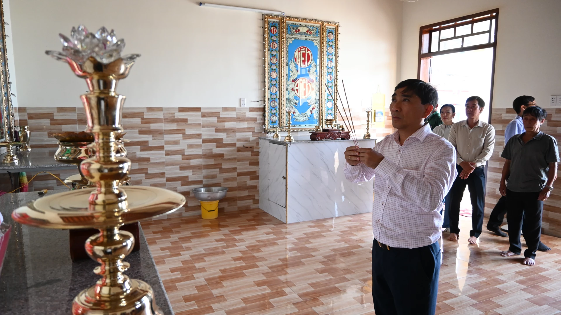 Đ/c Hồ Sĩ Sơn, tỉnh uỷ viên, Bí thư Đảng uỷ, Chủ tịch HĐNd xã dâng hương tại Đình làng Ba Tháp.