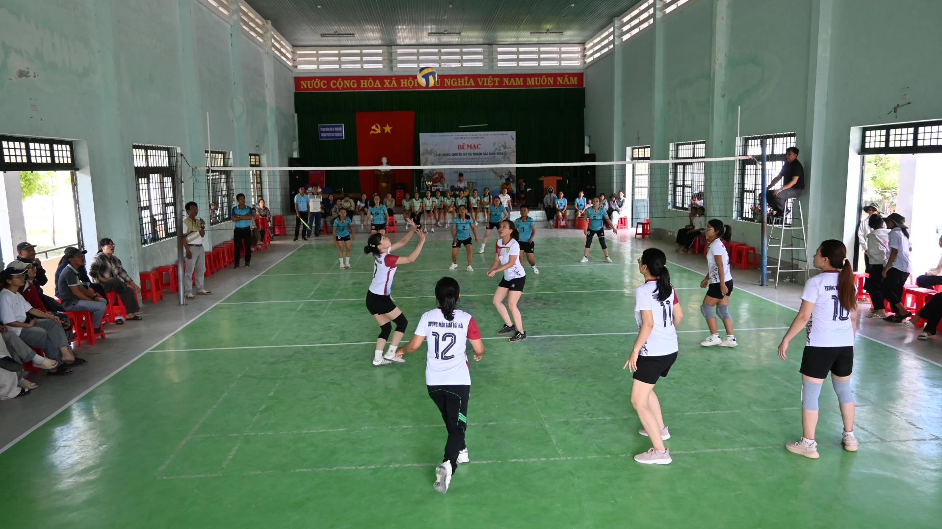 Một trận đấu tại giải.