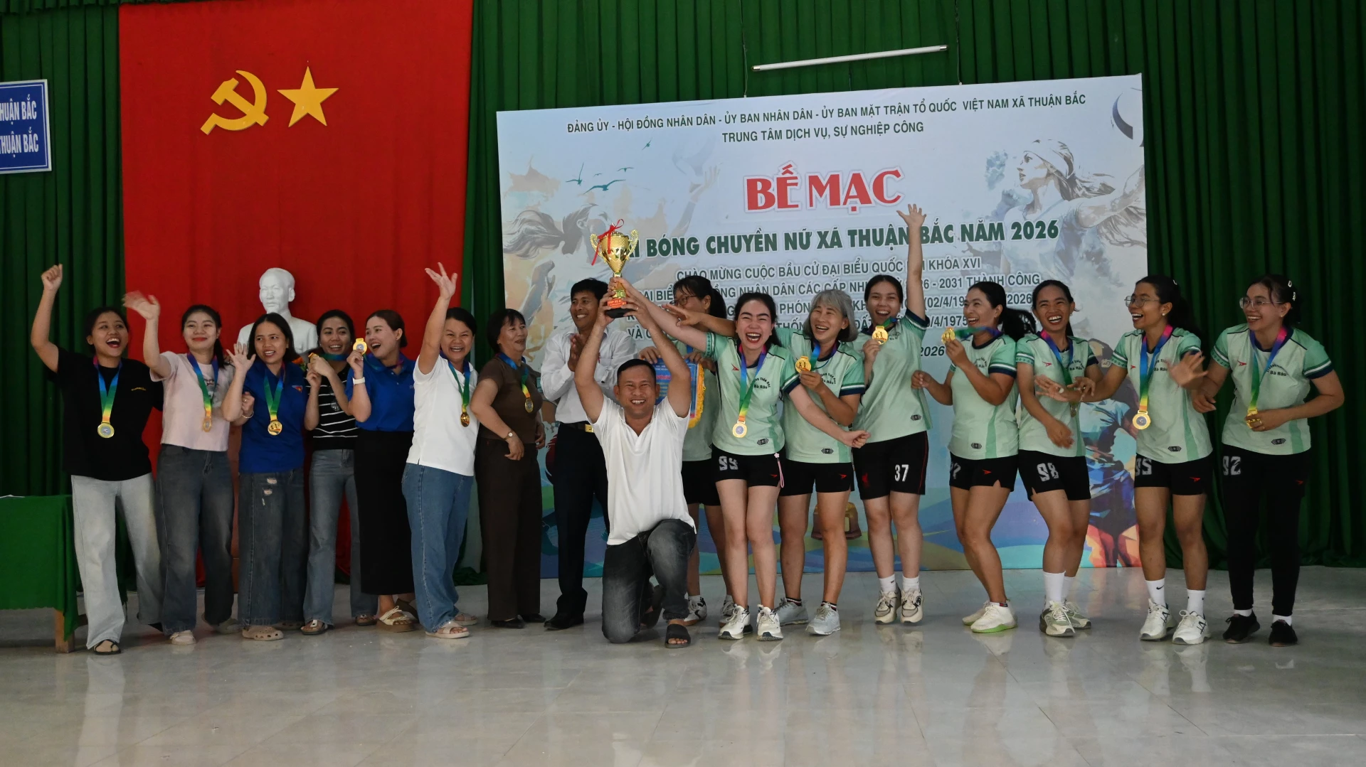 Ban tổ chức trao giải nhất cho đội bóng Trường Tiểu học Bà Râu 1.