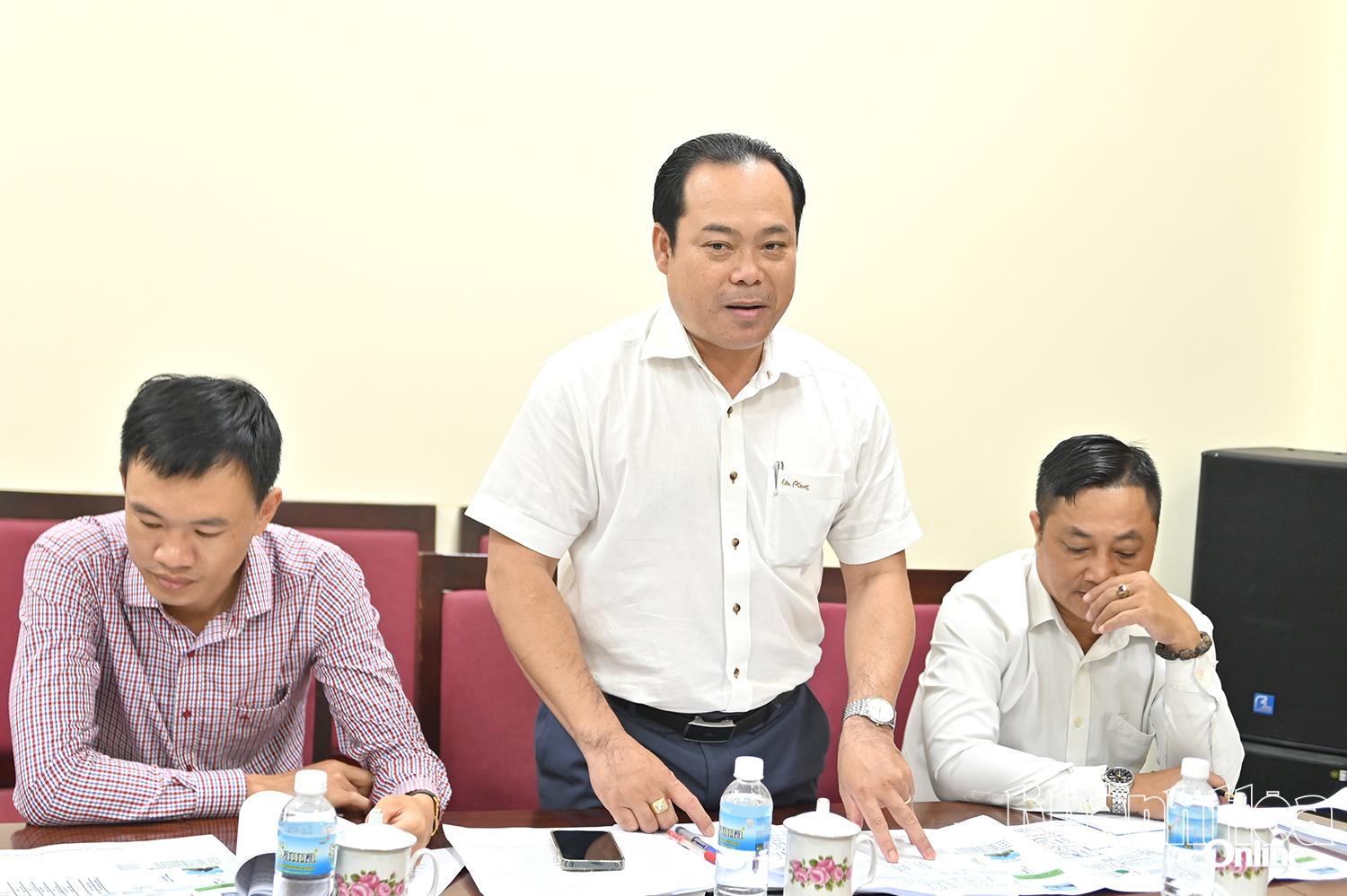 Lãnh đạo Trung tâm Dịch vụ Thi đấu thể thao tỉnh báo cáo công tác triển khai chuẩn bị giải đấu.