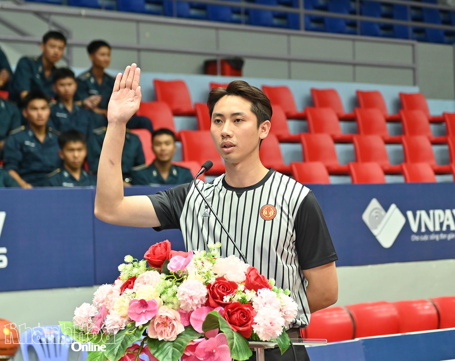 Trọng tài tuyên thệ.