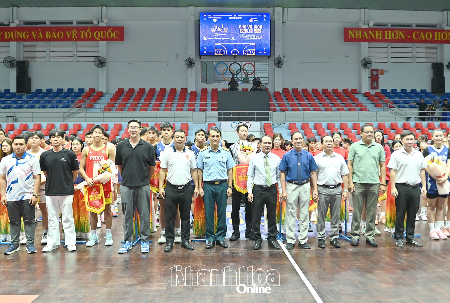 Đại diện Ban tổ chức, lãnh đạo các đơn vị tặng hoa và cờ lưu niệm cho các đội bóng.