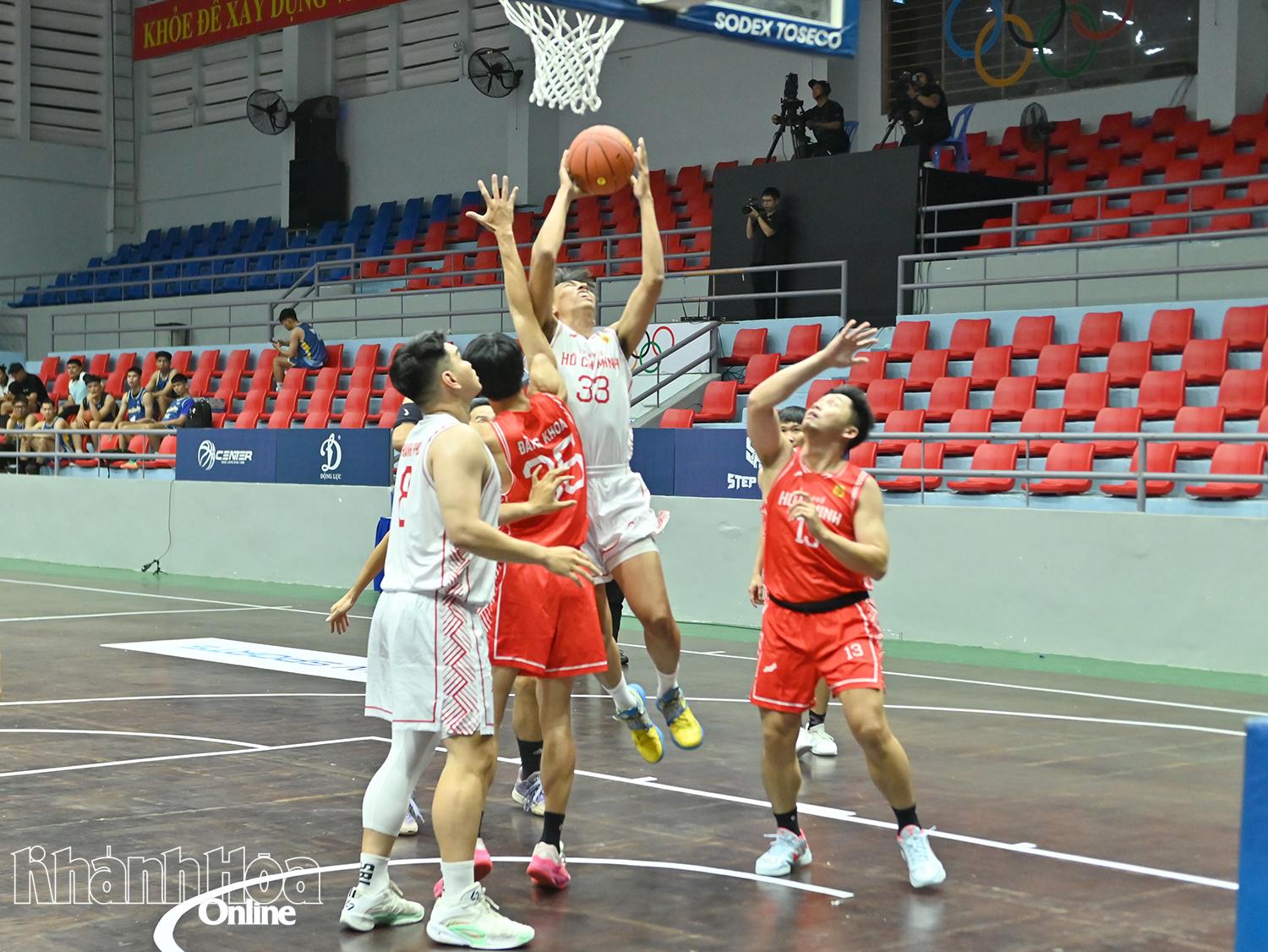 Các đội bóng nam thi đấu.