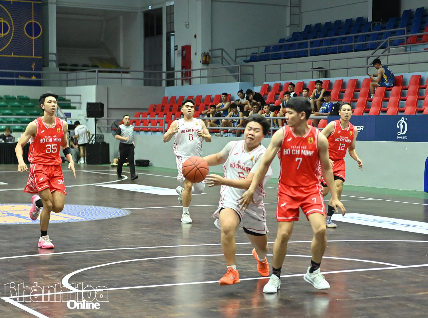 Các đội bóng thi đấu tại giải.