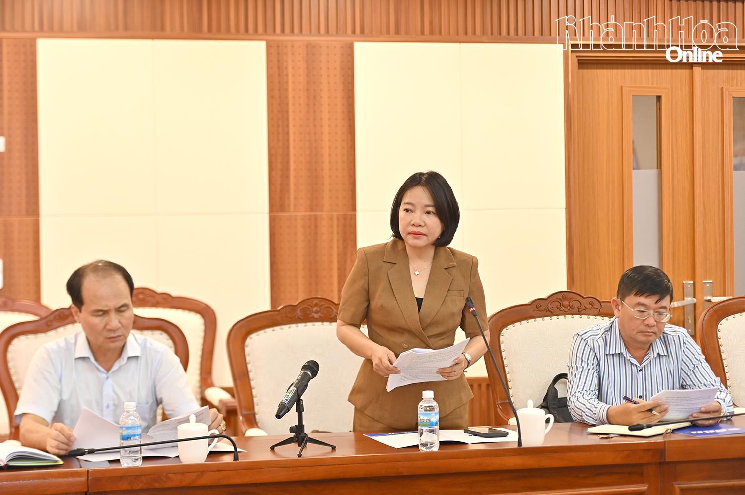 Bà Thái Thị Lệ Hằng-Giám đốc Báo và Phát thanh, Truyền hình Khánh Hòa báo cáo với lãnh đạo tỉnh về tiến độ công tác chuẩn bị các sự kiện.