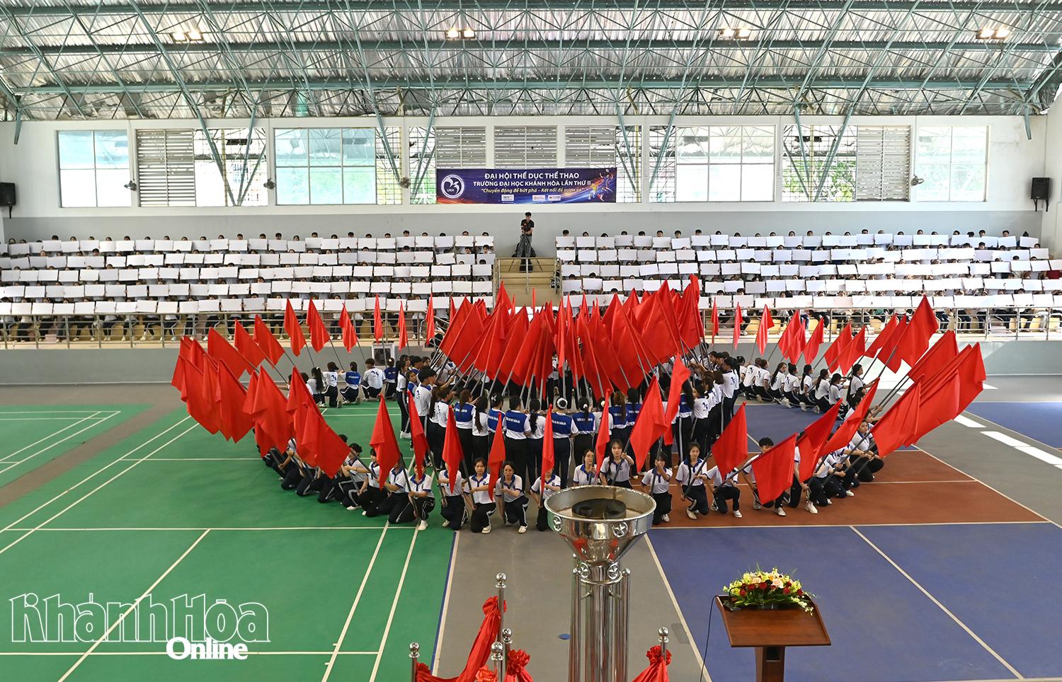 Tiết mục biểu diễn của đội hồng kỳ.