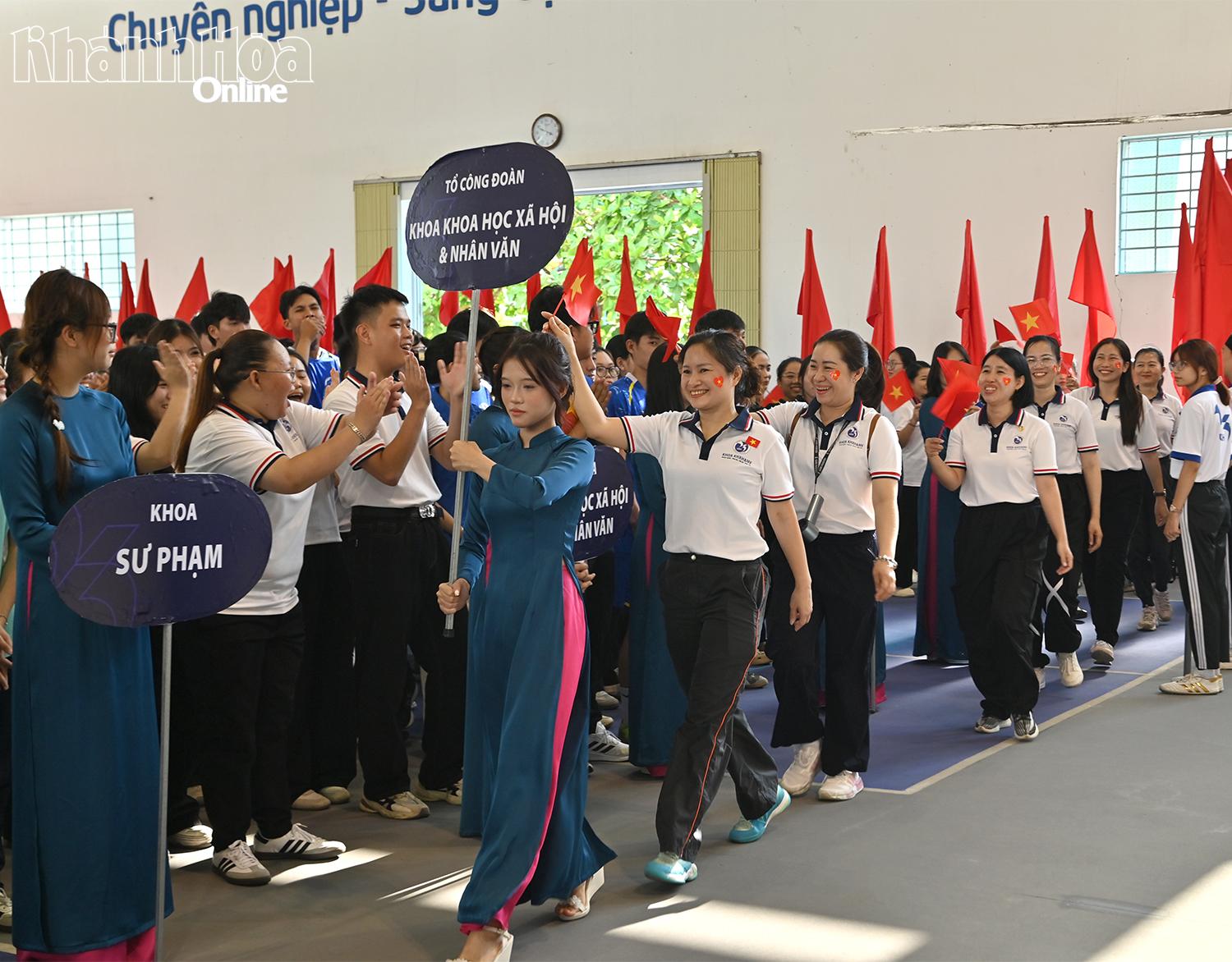 Các đoàn vận động viên diễu hành tại đại hội.