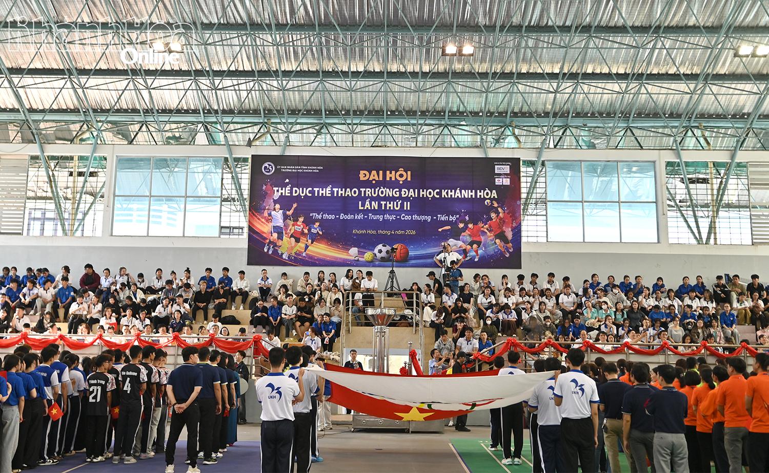 Quang cảnh lễ khai mạc Đại hội Thể dục thể thao Trường Đại học Khánh Hòa lần thứ II năm học 2025 - 2026.