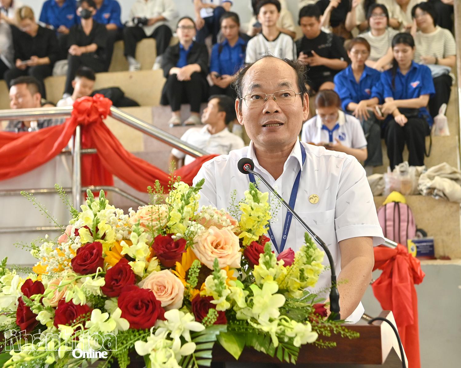 Phó Giáo sư, Tiến sĩ Chu Đình Lộc-Phó Hiệu trưởng Trường Đại học Khánh Hòa, Trưởng Ban tổ chức đại hội phát biểu khai mạc.