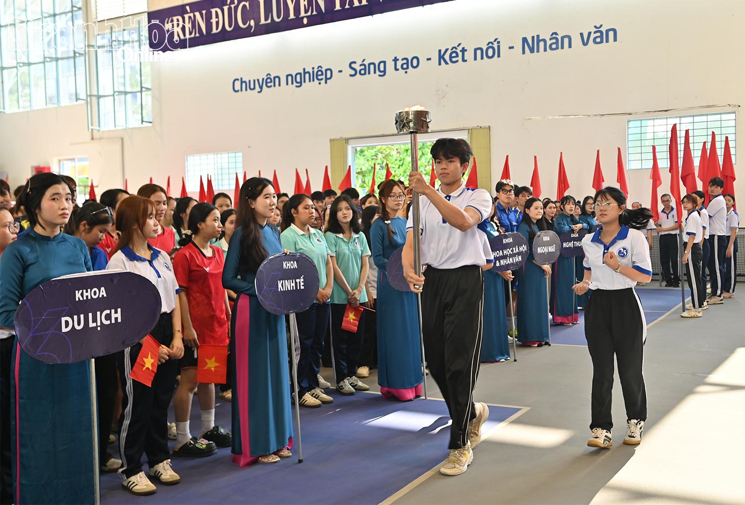 Nghi thức rước đuốc tại đại hội.