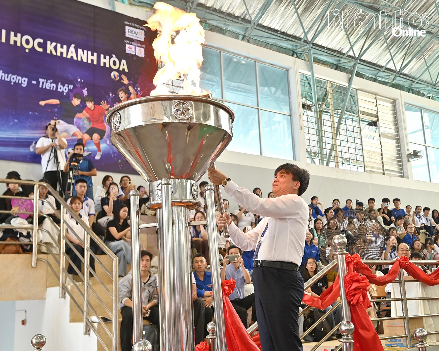 Nghi thức thắp sáng ngọn đuốc olympic khai mạc đại hội.