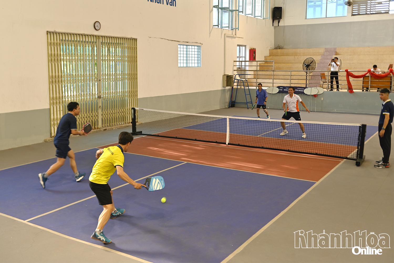 Thi đấu giao hữu pickleball.
