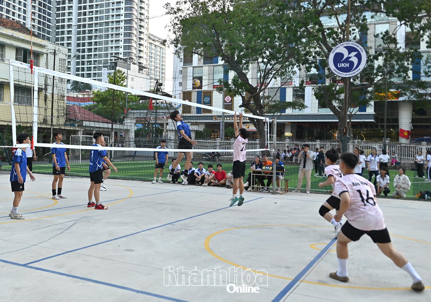 Các vận động viên thi đấu môn bóng chuyền nam.