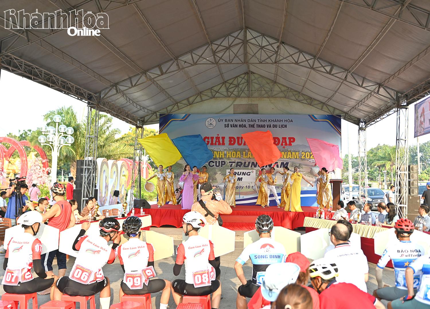 Lễ khai mạc giải.