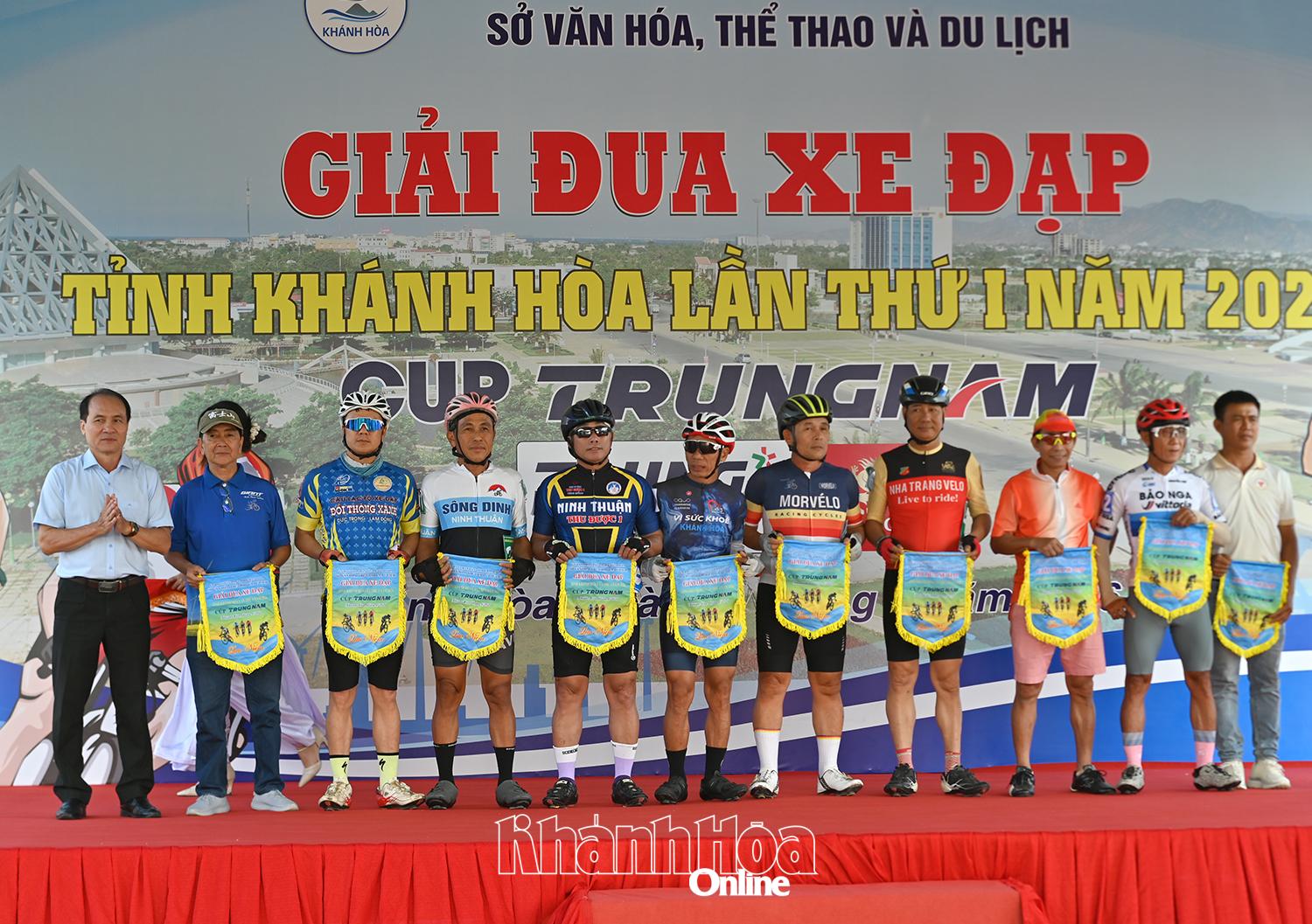 Ban tổ chức tặng cờ lưu niệm cho đại diện các câu lạc bộ về dự giải.