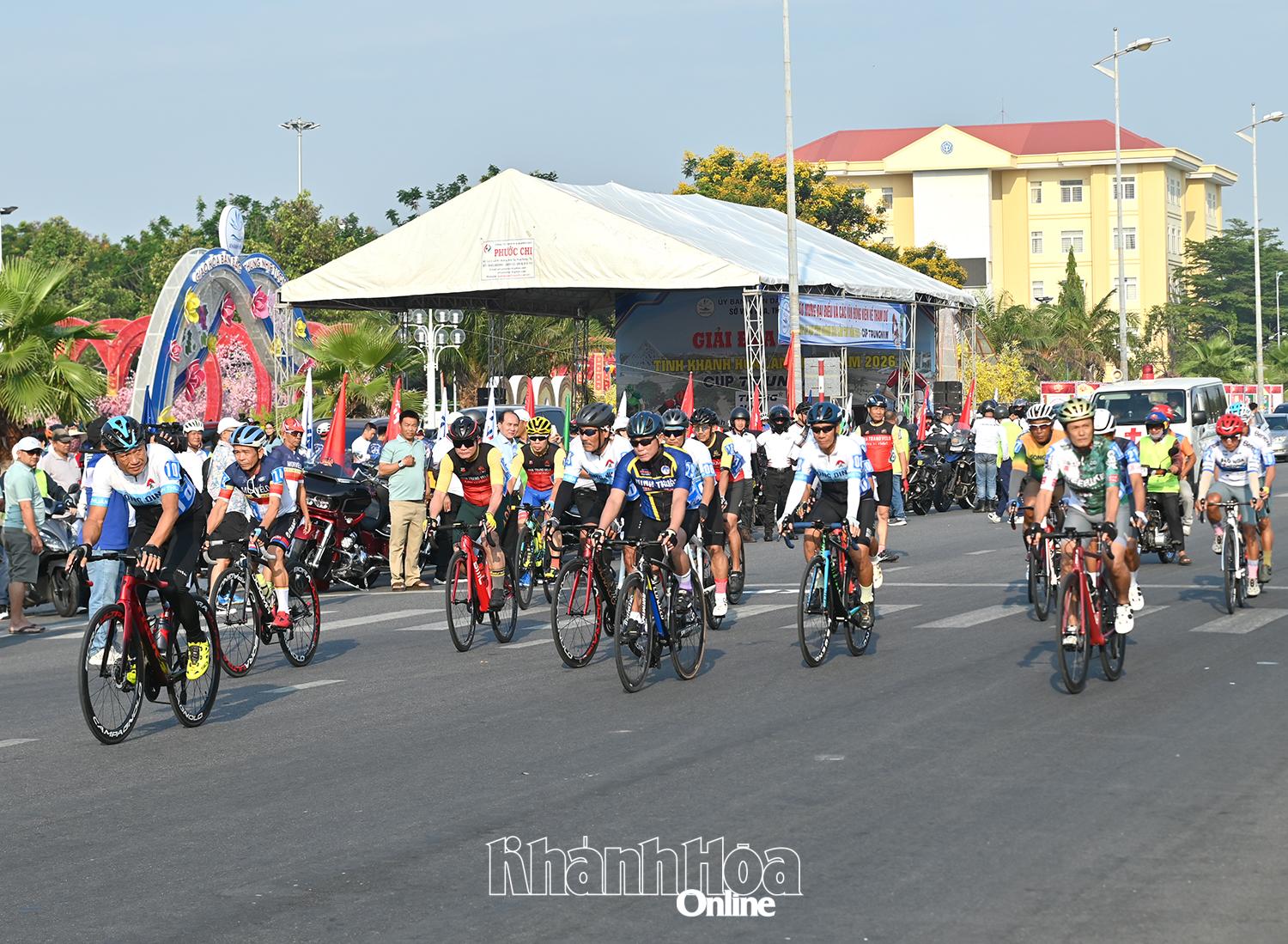 Các tay đua xuất phát cự ly 30 km.